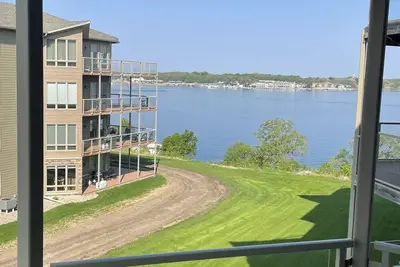 Image de Vacation Ready Condo - Great Views of East Lake Okoboji & Overlooks Newport Pool