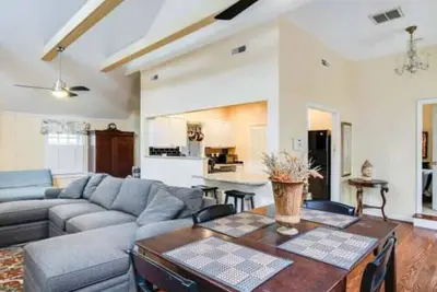 Image de Secluded Cozy Cottage in Historic Downtown