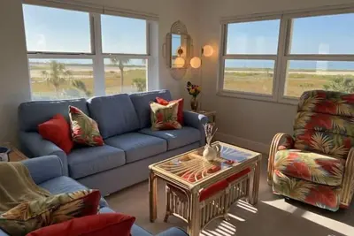 Image de Beach Front, Gulf Views corner unit