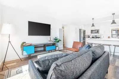 Image de Dog-friendly duplex with washer/dryer, two full kitchens, & large backyard