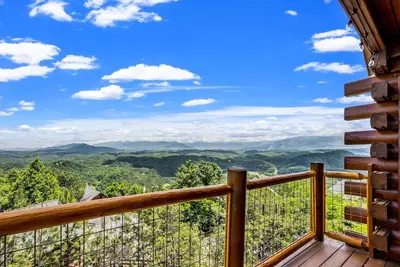 Image de Lux Cabin + Panoramic Mountain Views + Hot Tub, Pool + King Suite!