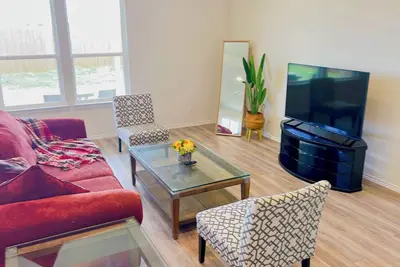 Image de New! Modern & Bright Home / Large Backyard/ Pet Ok/ Monthly Discount