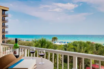 Image de Remodeled Beachfront 3 Bedroom 3 Bathroom + Hall Bunks with 2 Beach Setups.