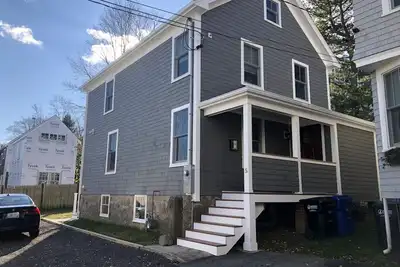 Image de Newly renovated home. Minutes walk to Newport harbor!