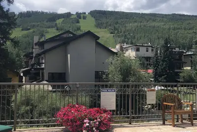 Image de 3 Bdrm Luxury Condo in the heart of Vail Village; Mountain views; Creek-side