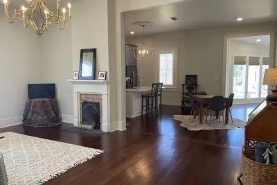 Image de Remodel Gorgeous-2 blocks from Main Street
