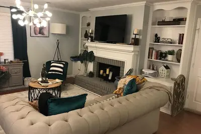 Image de Southern Hospitality Modern 3 Bed 2 Bath Sleeps 8 \nWorld Cup  Ready  & Marta