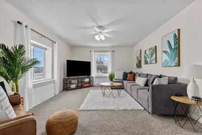 Image de *New* Sleeps 8 & Spacious!
