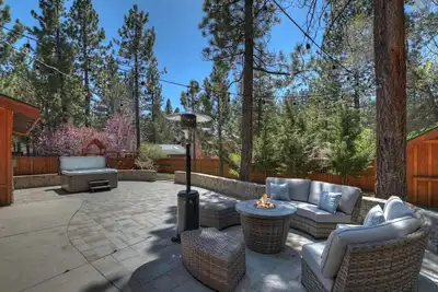 Image de Wren's Cottage by Destination Big Bear: Pet Friendly! Spa! Located in the Summit Lake Neighborhood! Infinity Game Table! Fenced Yard! Playgym! Horseshoe Pit!
