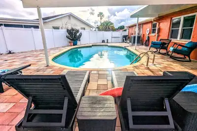 Image de Tropical Oasis *Heated Pool* Whole Home