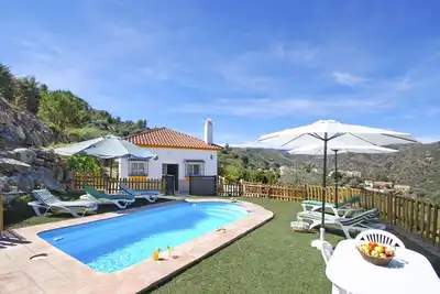 Image de Charmante maison de campagne privée (6p), piscine et vues magnifiques.
