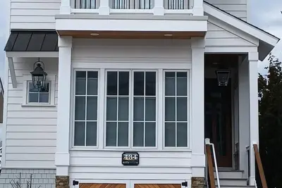 Image de This luxury, bayfront 4 Br 3 bath home is the perfect place for a relaxing family vacation.