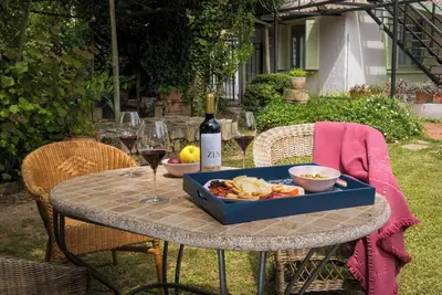 Image de A garden among vineyards, for 6