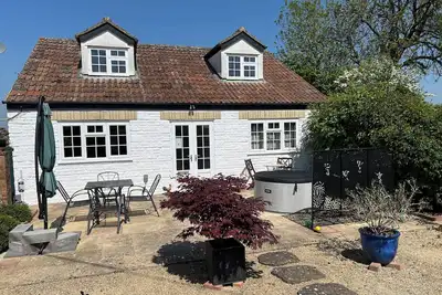 Image de The Lodge, South Cotswolds, contemporary rural home, Spa Pool, views, parking