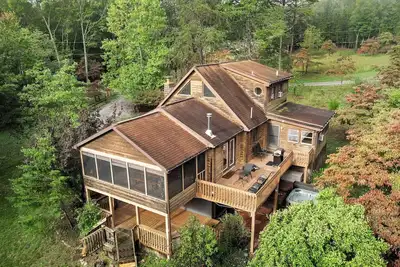 Image de Mountain Retreat w/HotTub, Spacious Deck & FirePit