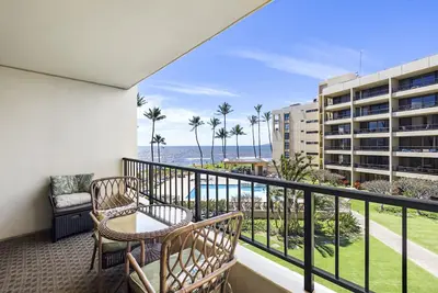 Image de Oceanfront Corner Condo – Lanai, A/C, Pool Views & Steps to Beach