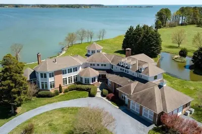 Image de 6br Waterfront Estate | Private Dock, Firepit, Screened Porch & Beach Access
