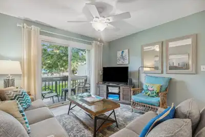 Image de One block to Beach! Clean, Bright, newly renovated 3br 2ba Flat