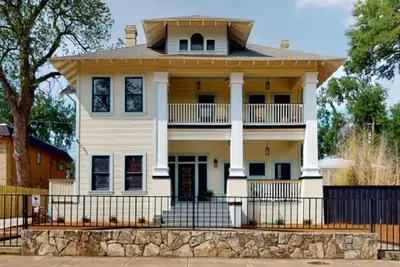 Image de Historic Mansion near The Pearl, sleeps 14!