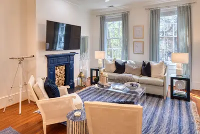 Image de Luxurious Suites on Picturesque Jones Street by Lucky Savannah