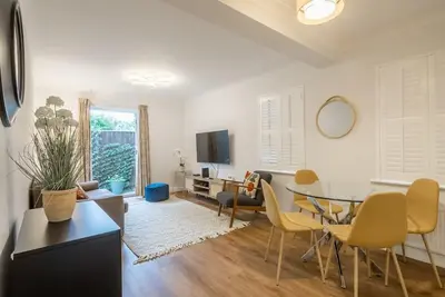 Image de Lovely 1 Bed Apartment With Free Parking & Garden