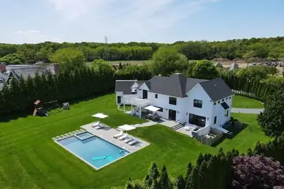 Image de Newly Built 6 Bed/5. 5 Bath Modern Farmhouse with Pool and Hot tub