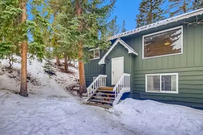 Image de Evergreen Escape: Private Hot Tub & Mountain-View Deck, Steps from Downtown