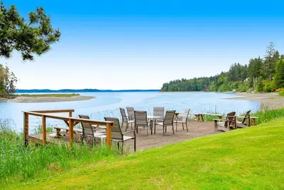 Image de Waterfront retreat with private beach, firepit, kayaks/Sup, Ev charger & grill