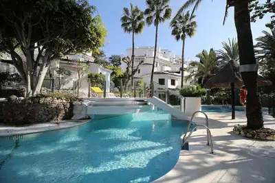 Modern 4bed/4bath apartment with Jacuzzi and direct access to the beach
