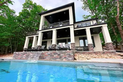Image de Modern Luxury! Sleeps 24! Pool, Spa, Golf, Arcade, Dock! Deep Cove, Calm Waters!