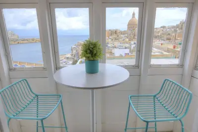 Image de Beautiful one bedroom seafront apartment Vpal1-1