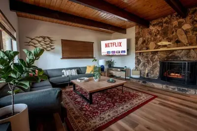 Image de Newly Renovated Spacious Cabin with Rustic Details