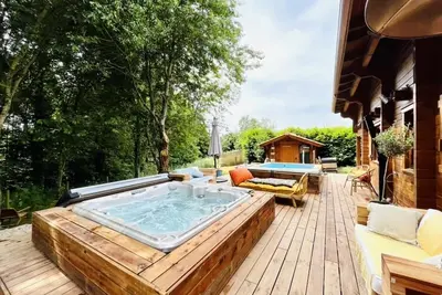Image de Véritable chalet en bois spa et piscine à 10 min des plages de Vendée