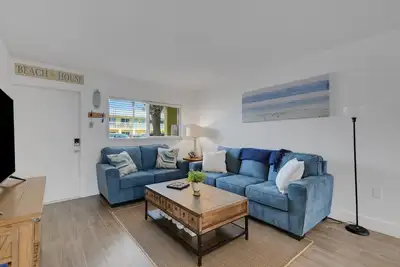 Image de Charming updated beach condo - close to private beach access with pool and grill