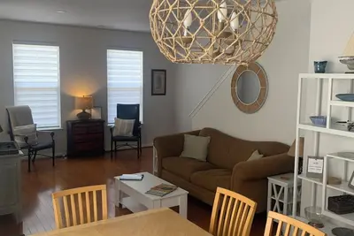 Image de Centrally located, spacious, fully equipped townhome. Dog Friendly!