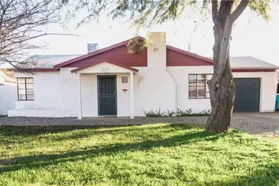 Image de Historic Mid-Century 4 Bedroom House with Great Backyard