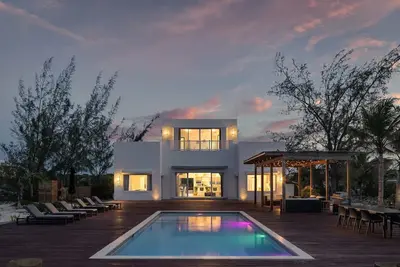 Image de Lux Beachfront Villa, 16 ppl, Chef, Boat tours and Massage!