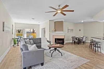 Image de Casa Serenidad ~ Private Hot Tub, Fish Pond & Pet Friendly ~ Single-story 4b/2b