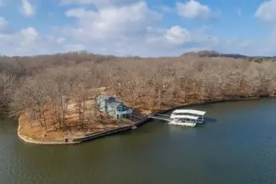Image de Estate nestled in woods on Lake of the Ozarks
