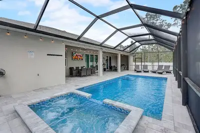 Image de 🌟 🆕 Luxe Gem w Heated Saltwater Pool, Spa & Privacy Fence.