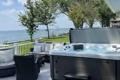 Image de Enjoy Beautiful Sunsets at this Lake House w a Hot Tub, Boat Garage and Game Rm