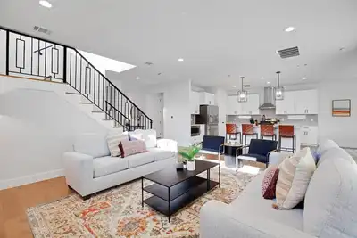 Image de Downtown Bliss: Modern 4-Bedroom Retreat w/Hot Tub