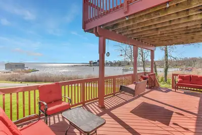 Image de Baltimore Waterfront Home, fire-pit, picnicshed, 14 mi to Inner Harbor, sleeps 18