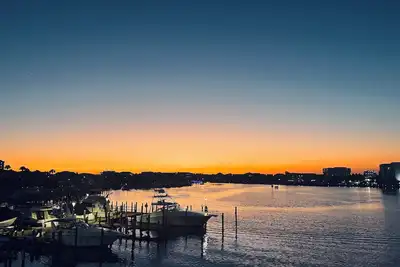Image de Harbor Front! Free Beach Service at Private Beach-Pools-Fishing-Golf-Pickleball