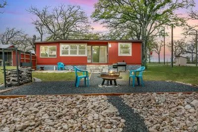 Image de Brandi's Bluebonnet Bungalow | 1/1 | Pets Welcome w/ fee | King Bed | Fire-pit & Grill