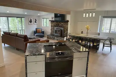 Image de The River House with Views of the Famous Rogue River! No cleaning fees!