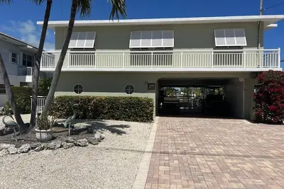 Image de New Rental! Beautiful canal pool home with dockage!