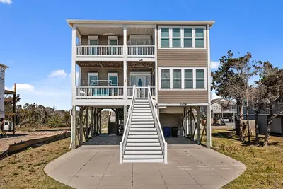 Image de 3rd Row w/ Private Pool, 2 Primary Suites & Views