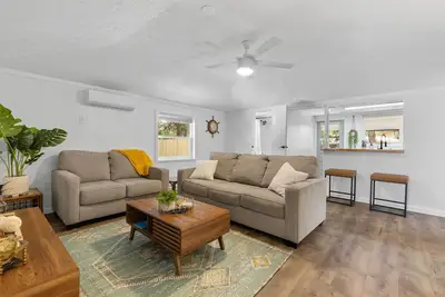 Image de 4 Mi to Dtwn: Jensen Beach Cottage