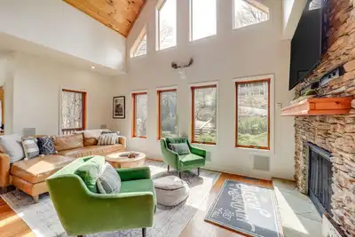 Image de Deck + Scenic Views: Beech Mountain Cabin